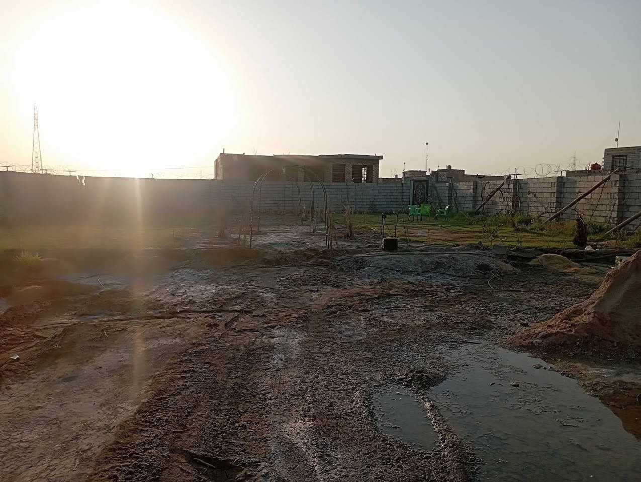 المزرعة مساحتها ١٢٥٠ تحتوي على هيكل
طابو زراعي سند 25

مكانه حي منصور نزلت علوه سيد وتكدر تجي من نزله الثانيه من فلكه مال نزله الامام 

الاتصال ***********
