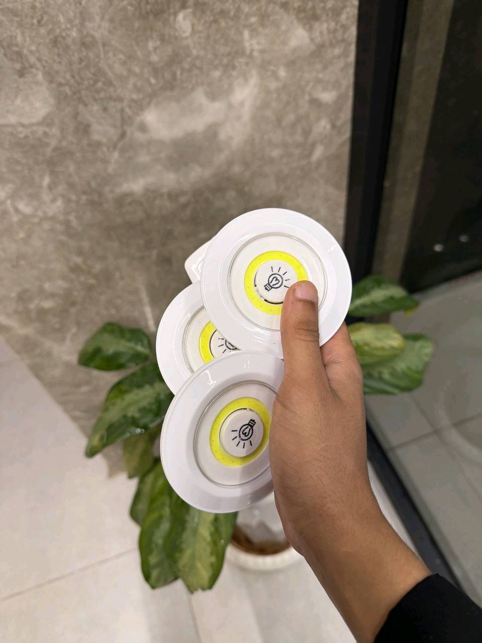 خلي الإضاءة بلمسة ذكية! 💡

بعدك تعاني من الأماكن المظلمة بالبيت؟ 😍
هسه وياك طقم إضاءة LED مكوّن من 3 قطع ويا ريموت كنترول، يضوي المكان بسهولة وبدون تعقيد!

🔹 تحكم بالإضاءة عن بُعد.
🔹 إمكانية تعديل مستوى الإضاءة.
🔹 مؤقت 30 دقيقة للإطفاء التلقائي.
🔹 تركيب سهل باستخدام اللاصق.
🔹 يشتغل بالبطاريات، بدون أسلاك أو حفر.

مناسب للحمامات، المطابخ، الخزائن والممرات ✨

📩 اطلبه هسه وخلي كل زاوية ببيتك تنوّر! �