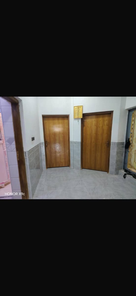 بيت للبيع تقية الثانية 
قرب مجمع السلام   قرب مطعم بغداد
ع شارع سايدين  مباشر 
بناء حديث درجة. أولى  كونكريت مسلح
بناء سنة 25
المساحة 230م  
غرفتين صالة استقبال مطبخ 
 صحيات كراج 
سند25 مشمول بالتطويب مرقم من البلدية تحويل مباشر.السعر 100
للاستفسار خاص

نص مكتوب في الصور:
- HONOR X9c