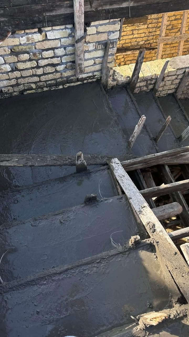 العمل على قرض مصرف الإسكان للسقف بمواصفات درجة اولى وحسب الطلب 
1-حديد ماس عراقي بنشر25سم حصيرتين وجسور مخفيه لكل فضاء حديد 16ملم
2-سمنت الدوح مقاوم وبنسبة خبط كيس سمنت لكل خبطة خرسانة
3-رمل البصرة او مغسول حسب الطلب
4-حصو مكسر ومغسول حسب الطلب
5-إذا المكان تريد الصب بال بم لايوجد مشكلة حسب فرق التكلفة والمكان للعمل 
6-اليد العاملة حداد ونجار درجة اولى او انت عندك نجار وحداد حسب الاتفاق 
7-مدة العمل خلال عشرة ايام تستلم السقف
8-الإشراف على العمل مهندس مدني ذو خبره 
9-سعر المتر المكعب (375 ألف)
•••••••••••••••••••••••••••••••••••••••
العمل فقط في مدينة السماوة وبدون مقدمة
للاستفسار/‭***********‬
السماوة/حي الحسين -قرب مدرسة الكندي للبنات
