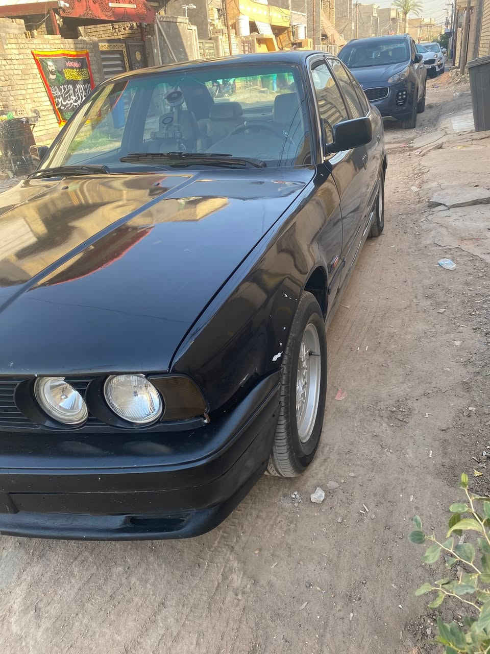 سلام عليكم بي ام موديل 91  520 عليه مكينه 525 لون اسود بدون ضربه فقط صبغ مكينه بيه ضعف   ابطاين انضاف بس كرسي السائق يرادله دوشمه يرادله تلحيضيات بسيطه تبريد شغال بس اتبدل جبنه الكمبريسر قبل كم يوم صار بيه هيج سعره 45 وبيه مجال او مرواس بتكسي وانطي فرق قسط على الضمان مكاني المحموديه ***********
