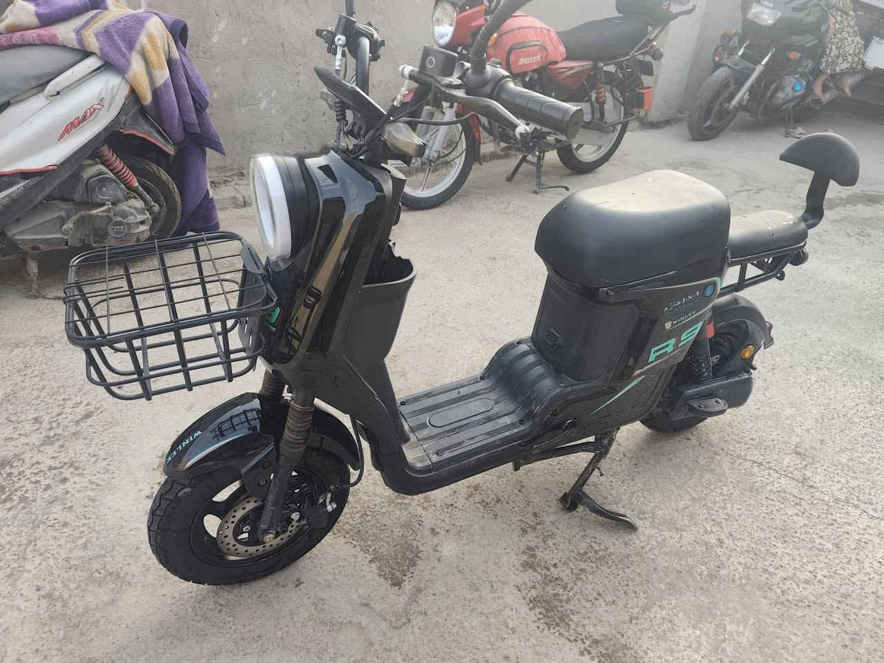 سلام عليكم للبيع دراجة شحن R9 خمس بطاريات وحدة منفوخة درجة جديدة كلشي شغال شاير كهربايات كلوب عالي ناصي نظام R نظام P بك لايت سعر 300بيهة مجال  ***********8 بغداد بوب الشام فقط مازنجر
