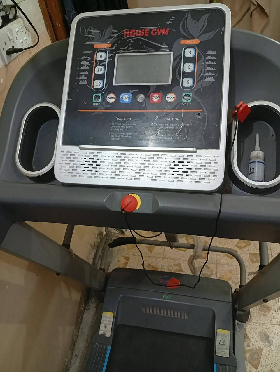 🏋️‍♂️ جهاز جري (تريدمل) جبلي ممتاّز جداً للبيع! 🏋️‍♂️
المواصفات والتفاصيل:
النوع: House Gym (نوعية ممتازة ومتينة جداً).
النظام: جبلي (يصعد وينزل - خاصية الانحدار) لحرق دهون أفضل وتمرين أقوى.
السرعة والتحكم: برامج تمرين متعددة وشاشة رقمية واضحة لعرض الوقت، السرعة، والمسافة، مع لوحة تحكم سهلة وأزرار اختصار للسرعة.
النظافة والحالة: الجهاز بحالة ممتازة وجاهز للاستخدام الفوري.
💰 السعر: 350 ألف دينار (وبيه مجال للشراي، تدلل وما يصير خاطرك إلا طيب).
📍 العنوان: النجف - حي المكرمة (مقابل الملعب).***********
