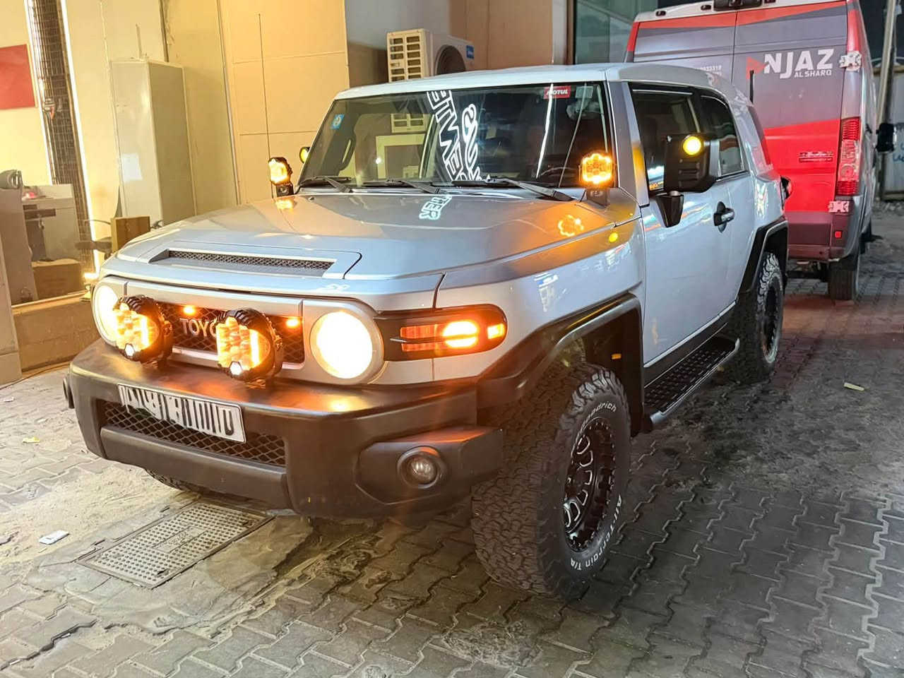 وارد أمريكي
مكينة 4.0 V6 – 6 سلندر كير أوتوماتيك دبل 4×4 تايرات BFGoodrich قياس 265/75R16 ويل  LENSO شاشة CarPlay
 كاميرا داش كام أمامي وخلفي 4K
مثبت سرعة تحكم ستيرن 
سويج بنل مربوط ع كل انارة السيارة 
ملاحظة : السيارة بدون ضربه بدون ضربه بدون ضربه 
دخلت من امريكا حالوب فقط شرط الفحص مصبوغة حزام شرررررط الفحص يعني كفالة من الضربة والكصه 
كير مكينه تبريد كله مكفول مكفول مكفول ع وضع البلاد للتواصل ***********
