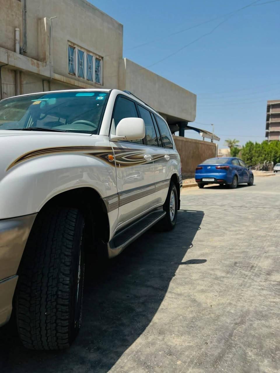 للبيع لاندكروز مونيكا 2006
رقم بغداد انكليزي رقم وسنويه وهزه جديده
السياره باسمي
مكفوله كفاله عامه 
كير ومكينه واكسلات مكفوله 
تخم صدر خلفي وامامي جديد  ماشيه 170
كهربائيات السياره على وظع الشركه
لوگير خفيف وثگيل
نظام دفلوك
فتحه سقف 
7راكب
تبريد3 ثلاث قطع
وحساسات
ثلاجه بل فرس اجرش
دبل تانكي ودبل فيت بمب
السياره وظع الشركه كلش حلوه وكاعده
السياره استعمال شخصي  بسمي
 ***********
حله
