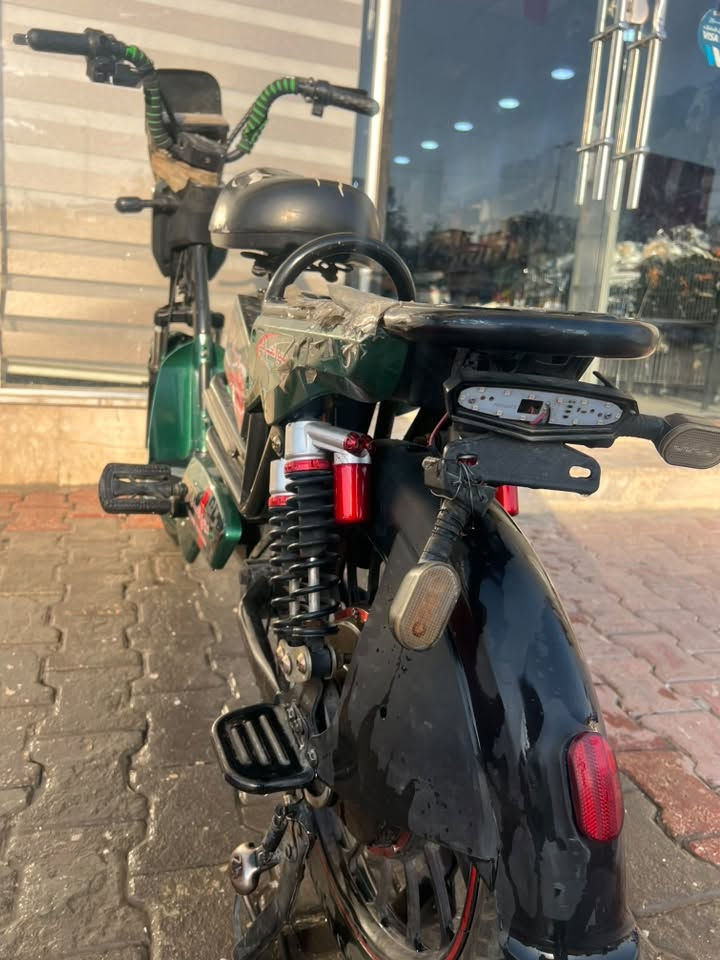 دراجة كهربائية للبيع 📍 النجف
تنباع على وضعها الحالي يراد تبديل بطاريات
بيها تحوير سويج وبصمة، وأكو بصمة وحدها.
4 بطاريات 

📲 واتساب: ‭***********‬
