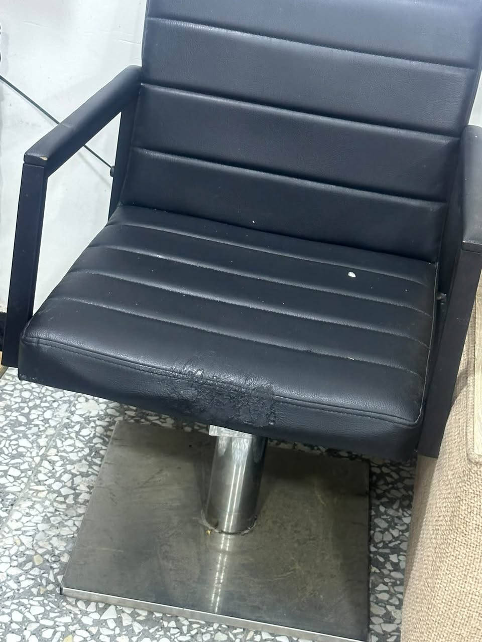 للبيع كراسي حلاقه عدد ثنين ضرر فقط حرق بلجلد موضح بلصور بس همه كلش ثقيلات واي ضرر مابيهن سعرهن ١٠٠  والقنفه تفصال معمل نضيفه تجي وياها طبله موضحه للصوره سعرها١٠٠ 
***********
