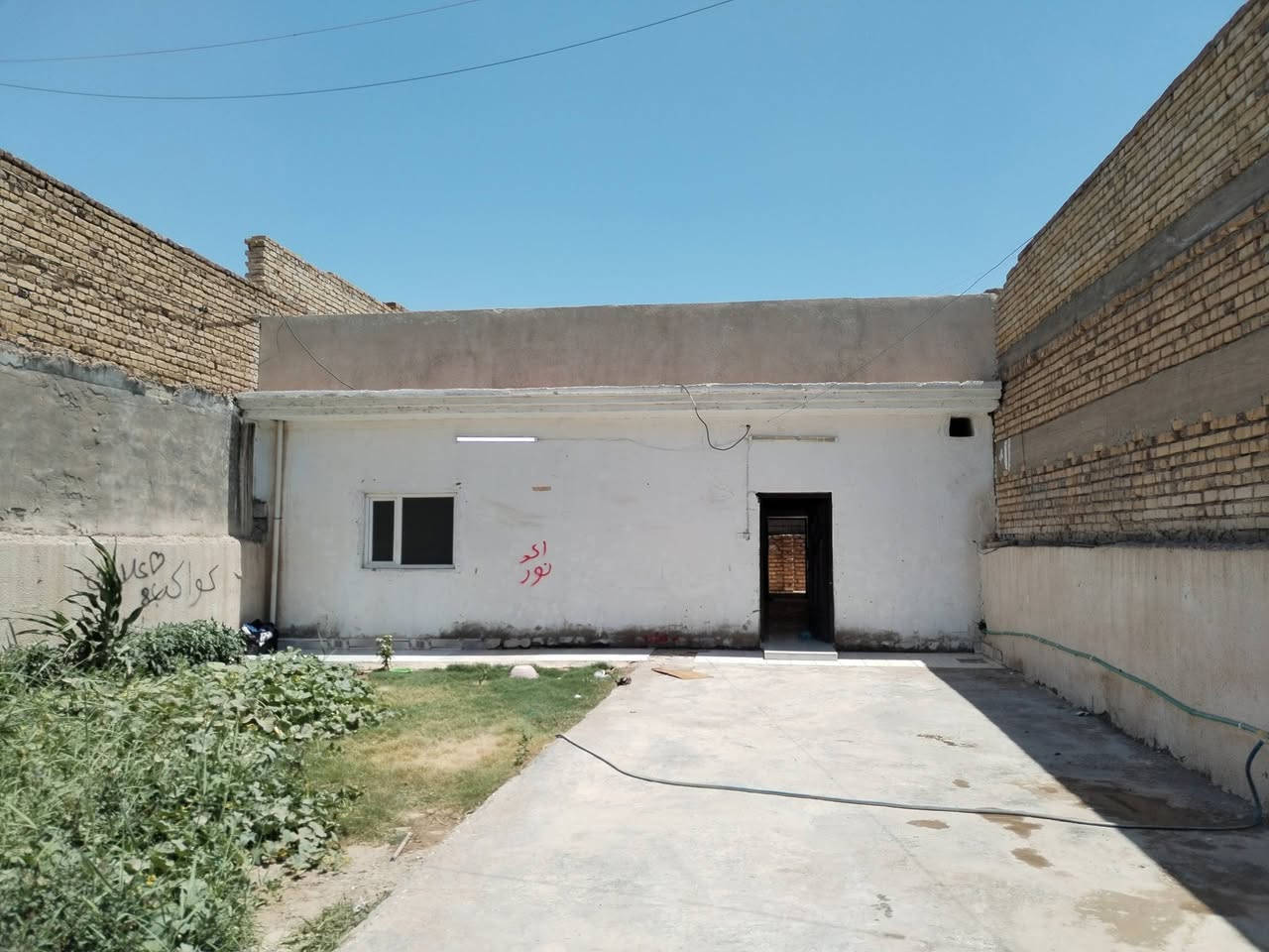 يالله سلام عليكم مساحه 300 متر بنزلت كاضم عطوف قريب عل شارع بحي الحكيم عله نفس شارع الرئيسي بيع مستعجل السعر 70 وبيه مجال *********** وخاص هم
