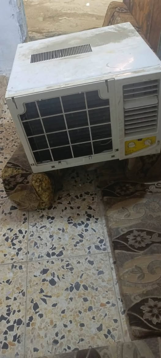 السلام عليكم مكيف شغال للبيع مكان الرميثه سعر خاص طنين***********
