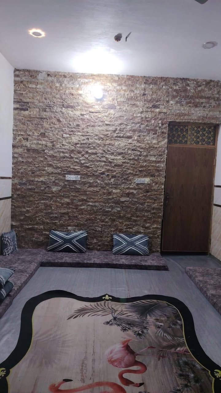 دار للبيع
الموقع: ابو غريب_ البيطره_ قرب جامع الحسين بن علي _وقرب سوق ابو غريب الشعبي 
المساحه : ١٤٠ م 
النزال: ٢٠ م
الواجهه: ٧ م
يحتوي الطابق الاول
غرفه نوم  _ مطبخ_ استقبال _ حولي _ حمام 
ويحتوي الطابق الثاني 
غرفتين نوم
⭕ ملاحظه : الطابق الثاني هيكل مع الواجهه غير مكتمله 
⭕ للاستفسار: الاتصال على الرقم التالي (***********)
