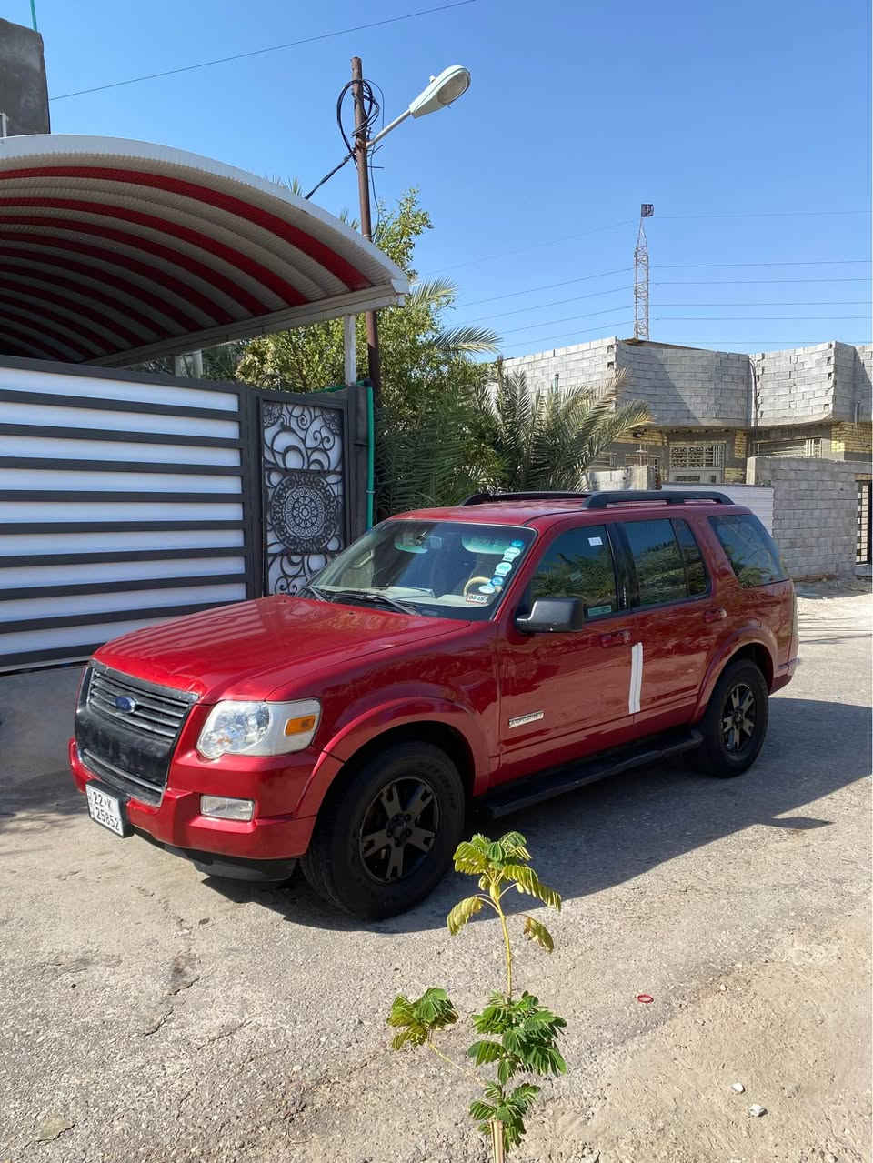 للبيع: فورد إكسبلورر(دفع رباعي) 7راكب 
 الموديل: 2007
 المحرك: V6- 4000
 نظام الدفع: دفع رباعي (4X4)
 التبريد: تبريد مركزي ممتاز 
محرك كير بالشرط 
 الحادث: 3 قطع صبغ فقط من جهة السكن (تعديل جمالي دون ضرر قوي)
 كزوز ريموت رياضي، ويل كمب أسود، دواسات جانبية، قفل مقطورة.
 الرقم: أربيل (جاهزة للتحويل).سنوية وهزة جديدة
 📍 الموقع: [البصرة ]
 💵 السعر: [85]وبيها مجال
 📞 للتواصل: [***********] أو خاص. البصرة, العراق
