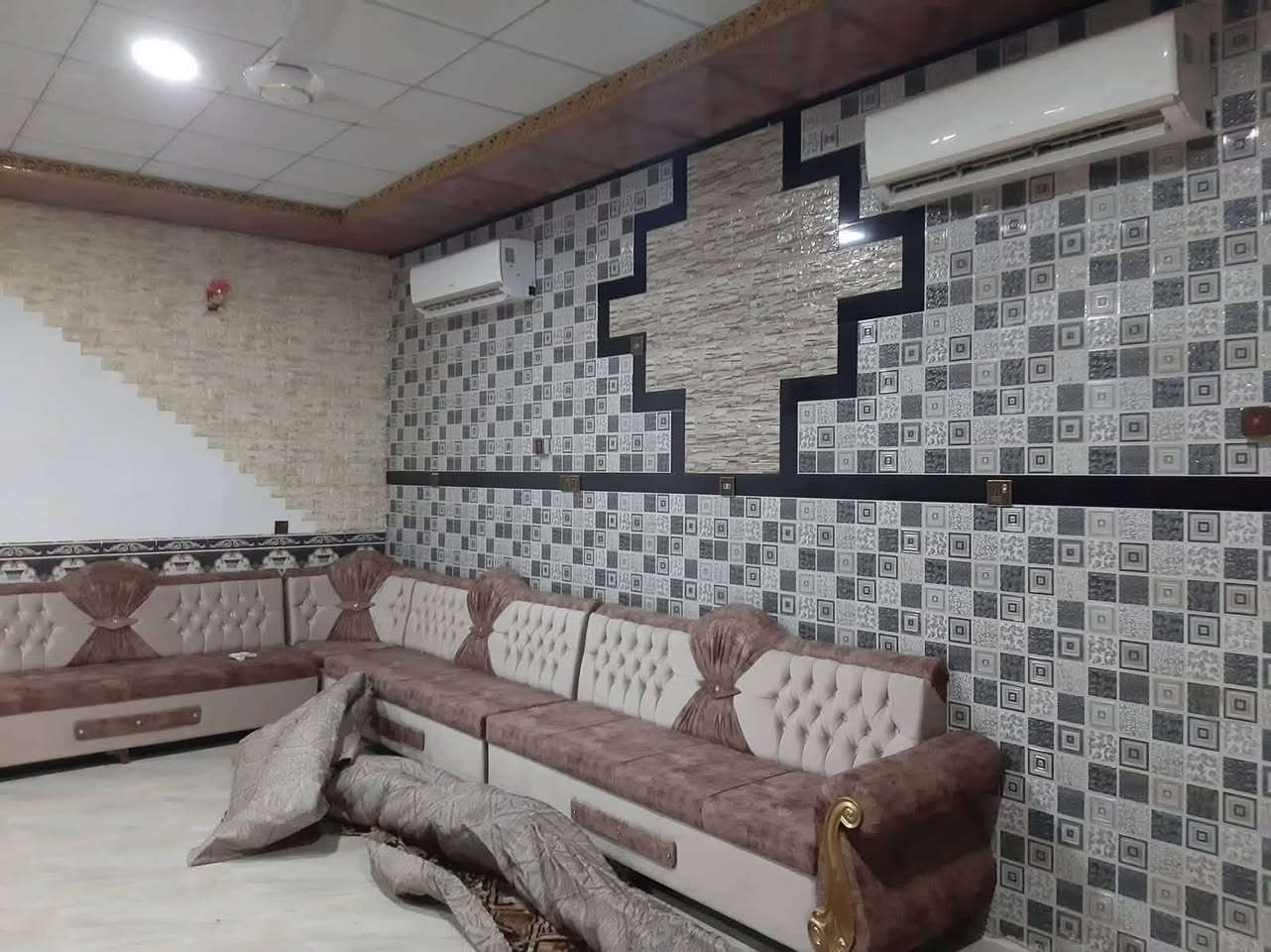 السلام عليكم ورحمة الله وبركاته
مكلف بلنشر
بيت للايجار 
العنوان ٥ كيلو قرب مركز الحرية و مدارس هبة الرحمن قريب على كل الخدمات الصحية و التعليمية و الامنية 
البيت نظيف كما موضح بالصور 
ديوانيه و مطبخ وحمامات داخل خارج و غرفتين و صاله و منور للتنور و تخم للديوان 
الغرف كل وحده سبلت بس واحد بيهن بي خلل  سعر الإيجار ٥٠٠ 

***********
