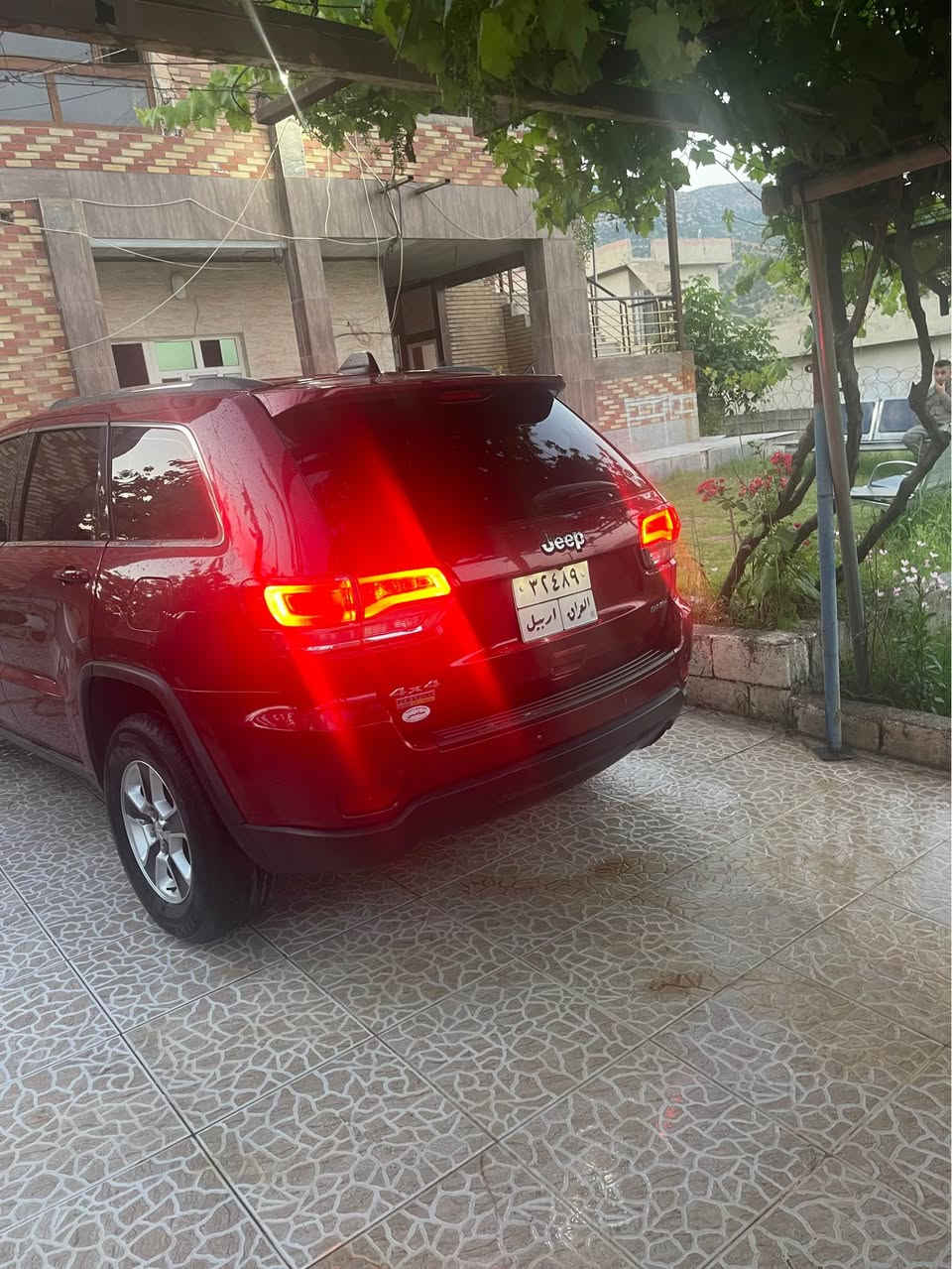 Jeep laredo 2014 
سیارەکە بەناو ناکری بەناو شەریکەیە ئەولیاتە 
کیشەی مەدەن و شەخسی بە شەرت
٣ پارچەی بۆیاخە بی ژوری 
سحری ١٢٥ وەرەقە و موجال
*********** سوران, أربيل
