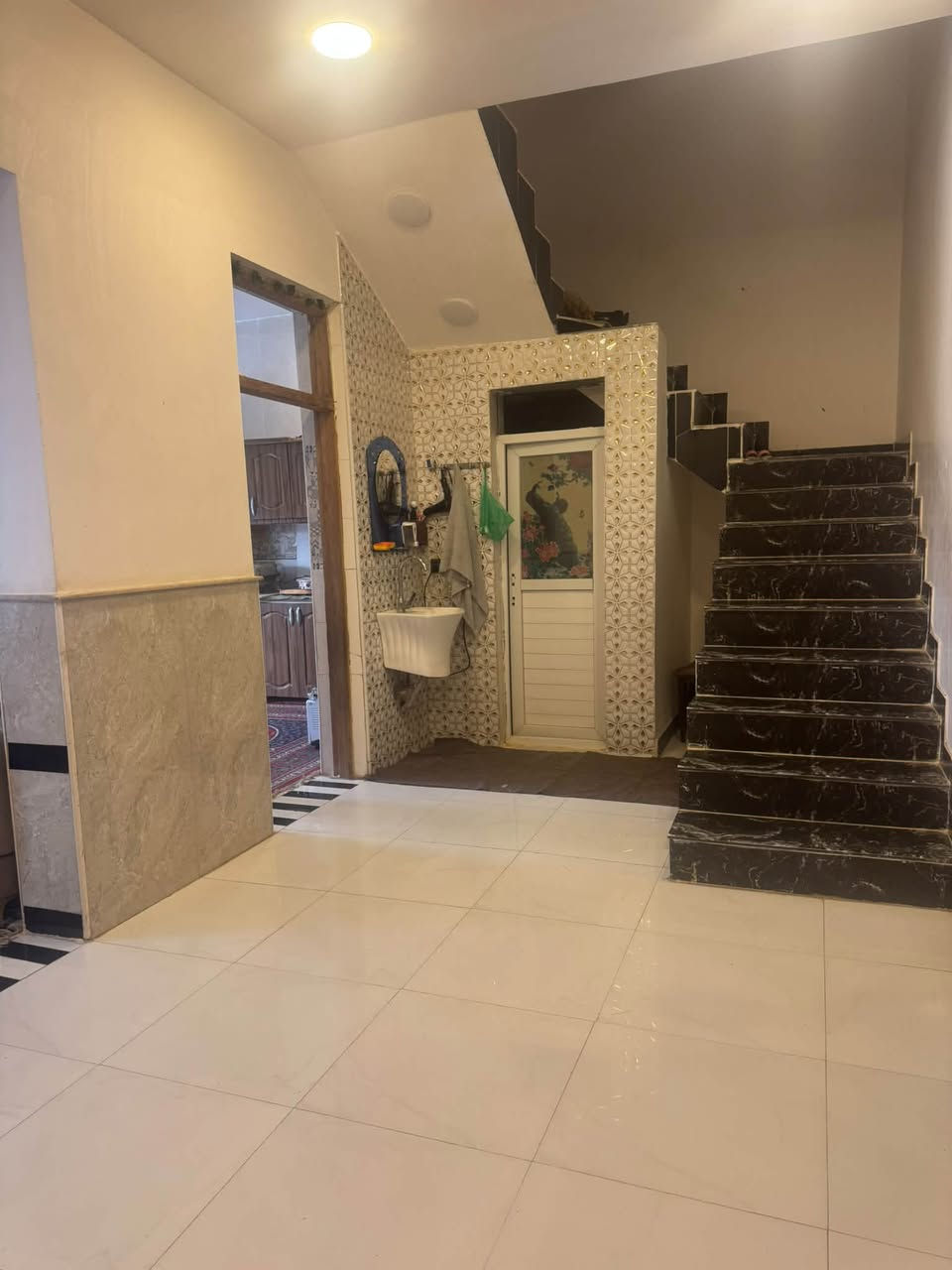 السلام عليكم
بيت للبيع..بناء درجة أولى.
طابوگ بناء  سنة ٢٠٢٤
 المساحه الكليه (٢٧٠متر ) 
عرض الشارع  ١٢ متر 
يحتوي على استقبال  صاله مطبخ موزع غرف عدد ٢
حديقه 
العنوان شارع المطار خلف عماره فلاح يبعد عن شارع المطار ٩٠متر. .. للاستفسار ***********
***********

