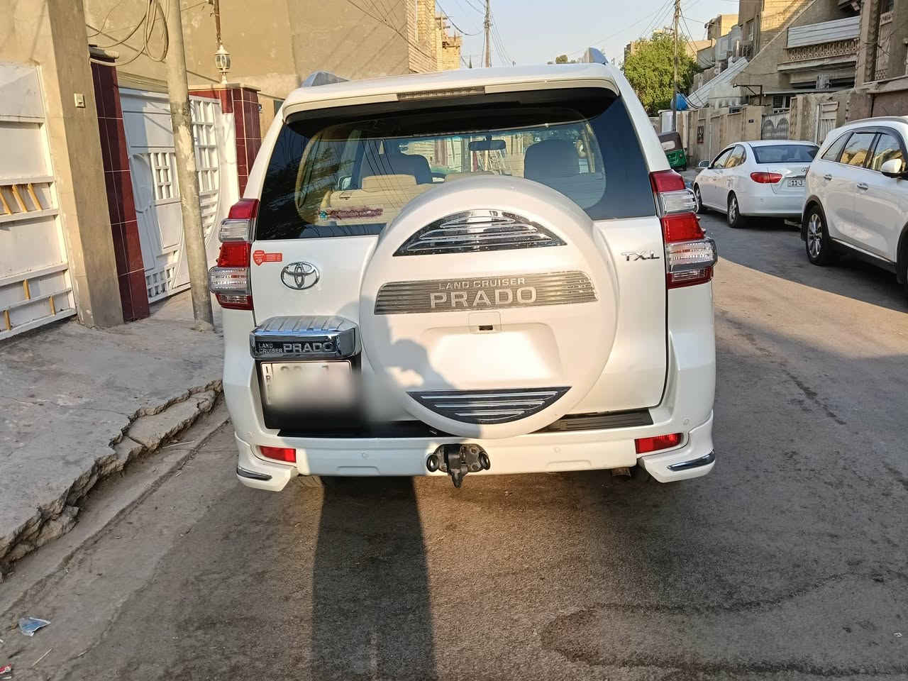 سلام عليكم اخوان برادو كويتي موديل 2017 مكفوله فقط بارد كد شبر فوك اليده مالت باب الاسائق السياره بحالة جيده وخيار من الله 
السعر 33 ألف دولار وبيه مجال الطيبين واذا مراوس ابكورله حديثه ماكو مشكلة الشراي يتصل وحياكم الله 
***********
