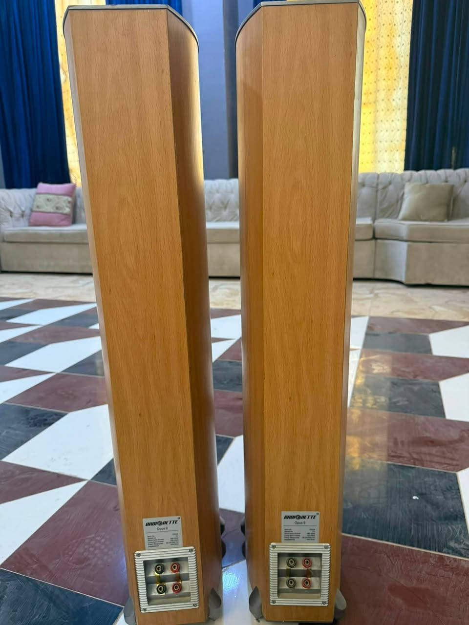زوج سبيكرات عموديه الارتفاع 90 سم بحاله جيده جداً ماركة ((راديو نت )) اعتقد صناعة المانيا تفاصيل القدره والصوت موضحه في الليبل .. درجة النظافه عاليه جداً بدون تصليح او خدش او عطل ... صوت راقي جداً ... السعر 250 الف .. ***********
