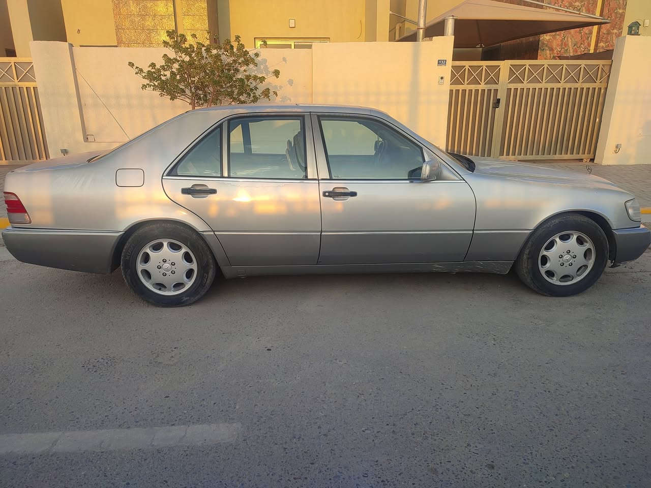 السلام عليكم
للبيع مرسيدس شبح موديل 93 
سيارة جاهزة من كلشي تبريد ممتاز 
غرفتها جديدة 
محرك تابوت
السيارة فقط جاردة يحتاجلها فقط صبغ 
السعر ٨٧ ورقة بيها مجال  
مكانها بغداد الكرادة 
للتواصل ***********
