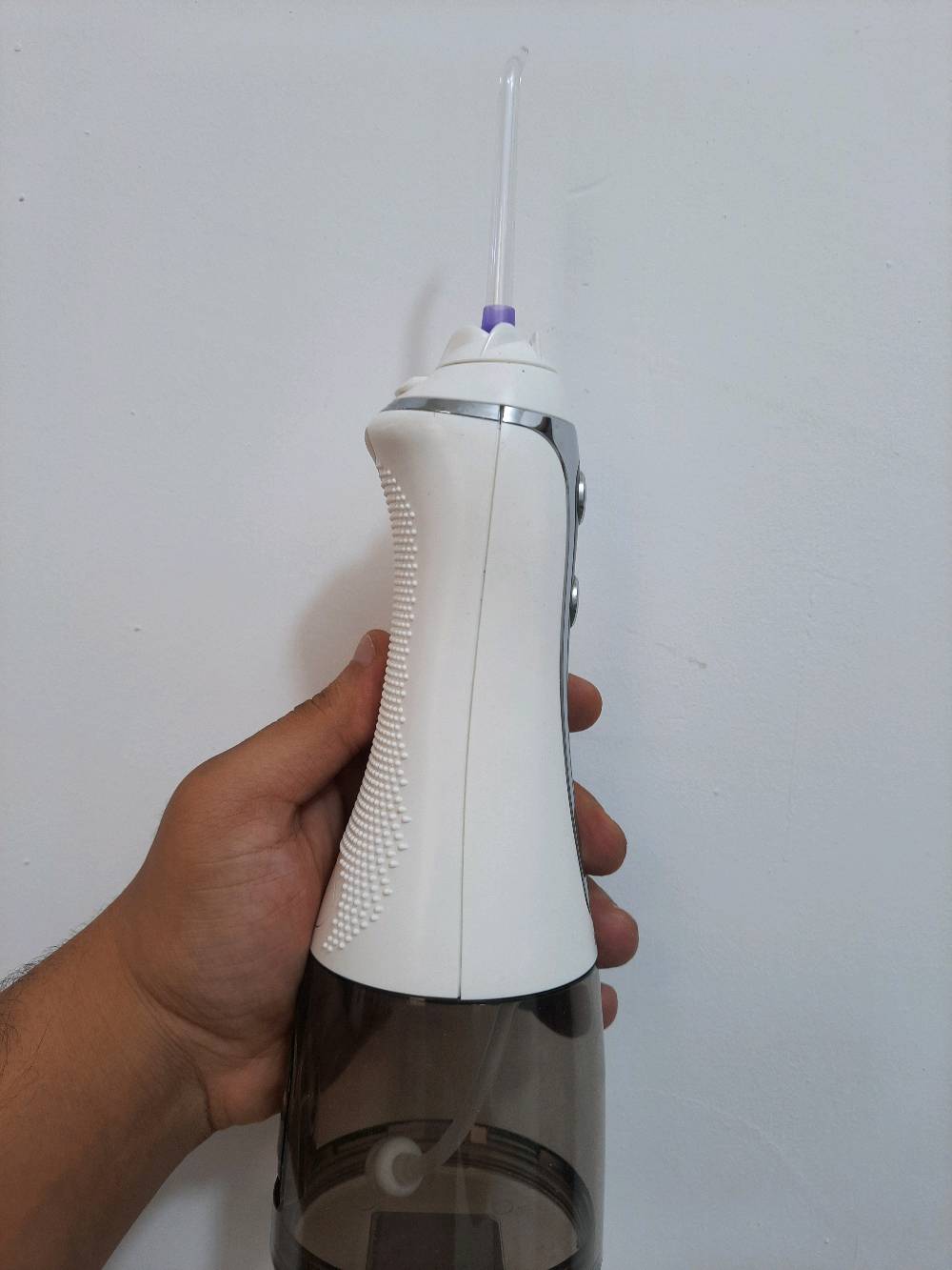 جهاز صحة الفم والاسنان 
خيط اسنان مائي تنظيف عميق و سرعات متعدده
شنو موديل الجهاز بالضبط من Binefia؟ وهل هو جديد لو مستخدم؟: 
مستخدم
شنو الملحقات اللي تجي وياه بالضبط: عدد الرؤوس/القطع، الشاحن، والعلبة الأصلية؟: 
ملحقات شاحن و راس تنظيف
أكو بيه أي عطل أو ضعف بالضغط أو التسريب، لو شغال 100%؟: 
شغال ١٠٠%
وين موقعك بالعراق؟ وشنو طريقة التسليم/التوصيل والسعر النهائي؟: 
بغداد البياع 