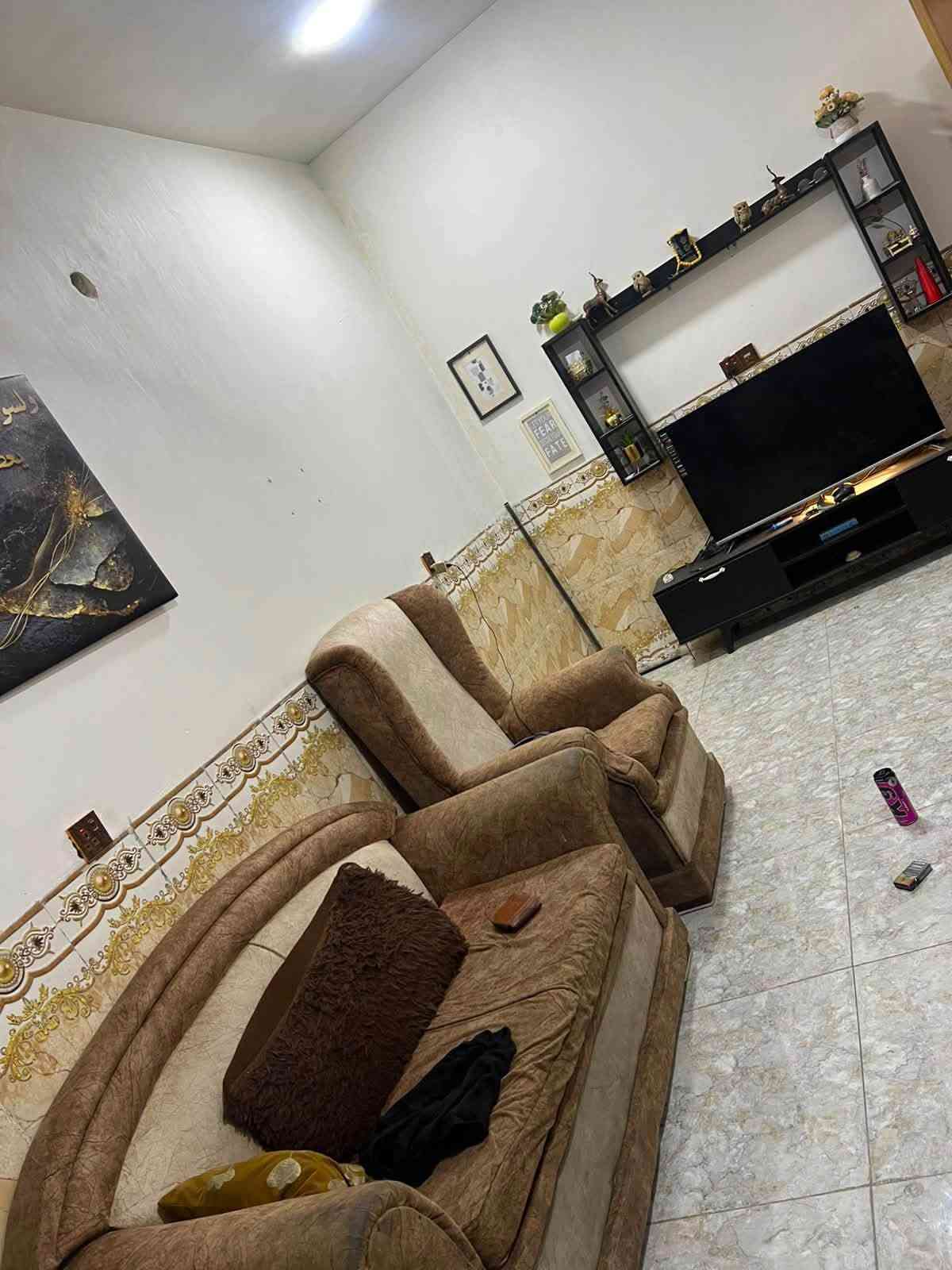 اسلام عليكم اثاث بيت كامل للبيع لغرض النقل غرفه اخشاب تركي لدات وكامله اول نصبه الهه صارلهه شهر فقط قفل كل غراض البيت اول نصبه سعر 600 ثلاجه 18 قدم كلش حلوه 160 ميز طعام 50 كومفيرات ثنين وحده ع 150 وثانيه ع 200 طباخ 75 كاونتر وملحق 225 سنك سعره 40 ميز بلازمه 40 تخم 10 مقاعد تكمه ثقيل ب 250 عنوان البعيثه العدل الثالث ولبيت معروض للاجار اذا تحب تشتري لغراض وتاجره اجاره 350 للاتصال 
***********
