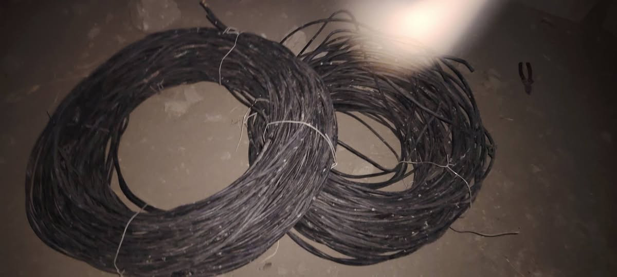 سلام عليكم بيع كيبل ضفيره ٢خط ابو٢٥ طول ٣٠٠و بسعر مناسب ***********
