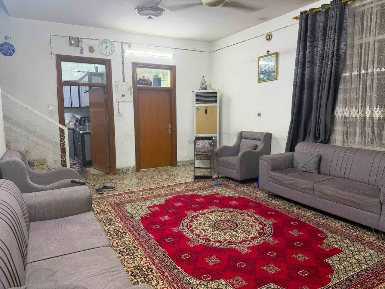 يا الله بيت للبيع المساحه 200 متر النجف الاشرف حي الفرات شارع 20 يم مول الفرات غرفتين وصاله واستقبال ومطبخ صحيات شغل جناي سند البناء 2020 السعر المتر 5/500 وبي مجال بسيط الاستفسار وراجعه مكتب بركات اهل البيت ***********
