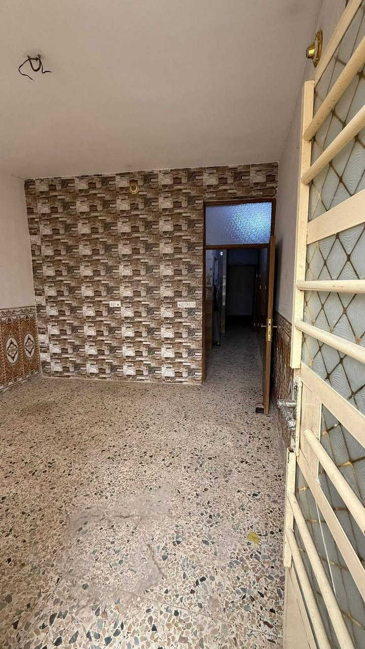 بيت لايجار مساحته 50 متر منطقة الانتصار مقابيل مستشفى حماد شهاب
_ غرفتين وستقبال ومطبخ وخدمات 
_ مجاري كهرباء ماء 
_ ايجارة 250 قفل 
_ لاستفسار اتصل على رقم 
***********

