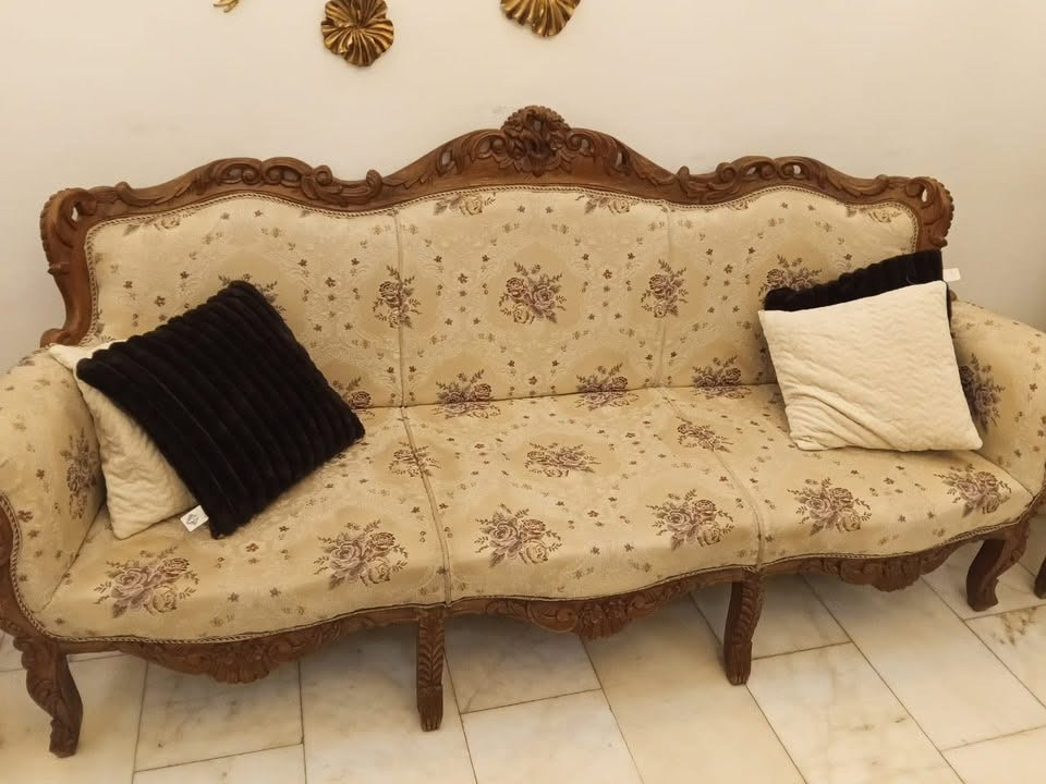 🛋️ للبيع: تخم كلاسيكي ( ملكي ) فخم بنقشة خشبية مع طبلات باسطح رخامية بحالة نظيفة جداً

يتكون من : 2 كنبات كبيرة + 4 كراسي + 4 طبلة جانبية + 1 طبلة وسطية كبيرة

 الحالة: مستعمل بحالة جيدة جداً ونظيفة (محافظ عليه وخالي من التمزقات أو العيوب الظاهرة).

 سبب البيع: التبديل بموديل جديد فقط.

 السعر: [700،000] دينار (قابل للتفاوض بحدود معقولة).
 الموقع: [اليرموك - بغداد]

📞 للإستفسار : ***********

*** ملاحظة يتوفر ايضاً زولية كبيرة متناسقة مع الوان التخم ***
