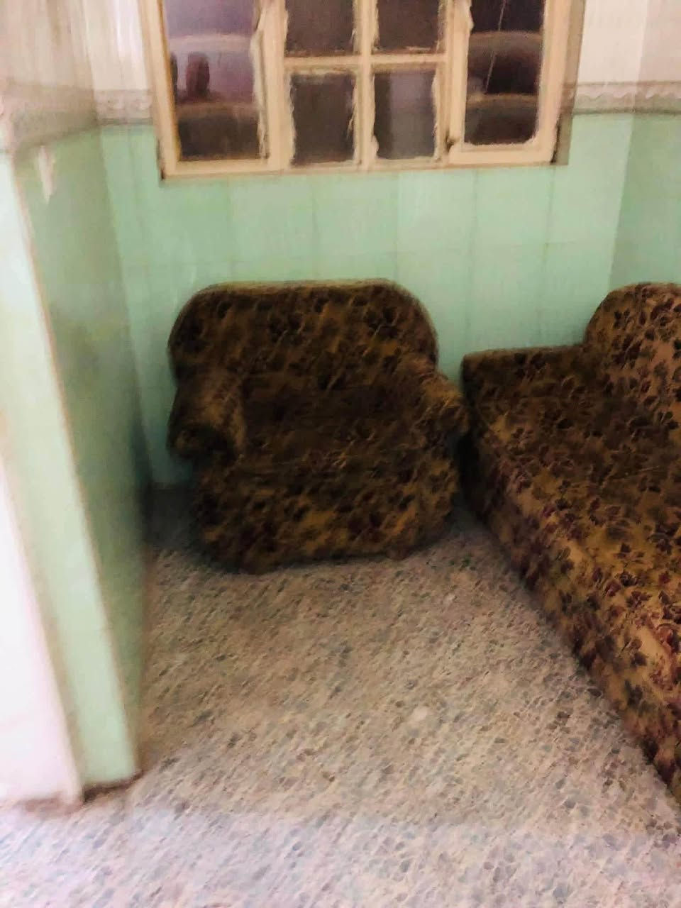 شقق للاجار للطلاب أو عمال اوموضفين في حي القاهرة الشارع العام مقابل مطعم القاهرةغرفة وصالة وخدمات طابق ثاني  السعر350  للستفسار ***********.   

شقة في الاعظمية 2 وصالة طابق اول فوق باجة ابن فرهور راس الحواش.  السعر 300
