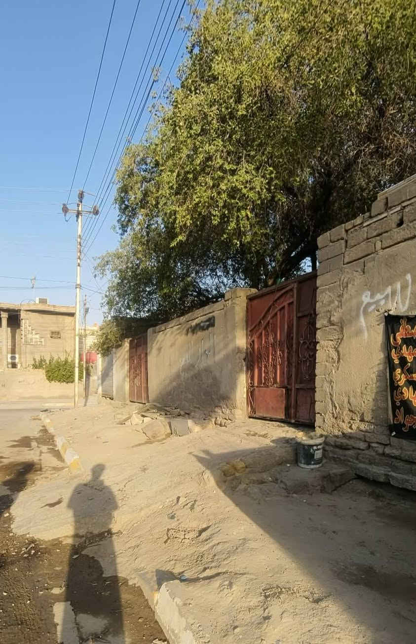 السلام عليكم
بيت للبيع طابو صرف المساحة 350م ركن + فضلة+بناء قديم+عرض الشارع 14م مقسوم بيتين مأجر حالياً متوفرة جميع الخدمات مكان ناصرية حي التضحية بنهاية الشارع المقابل مدرسة حبيب ابن مضاهر  
السعر: ٢٩٠ 
المو شراي لا يتعبني رجاءً هاي كل التفاصيل يجي ويشوف بعينة
تواصل واتساب فقط: ***********
