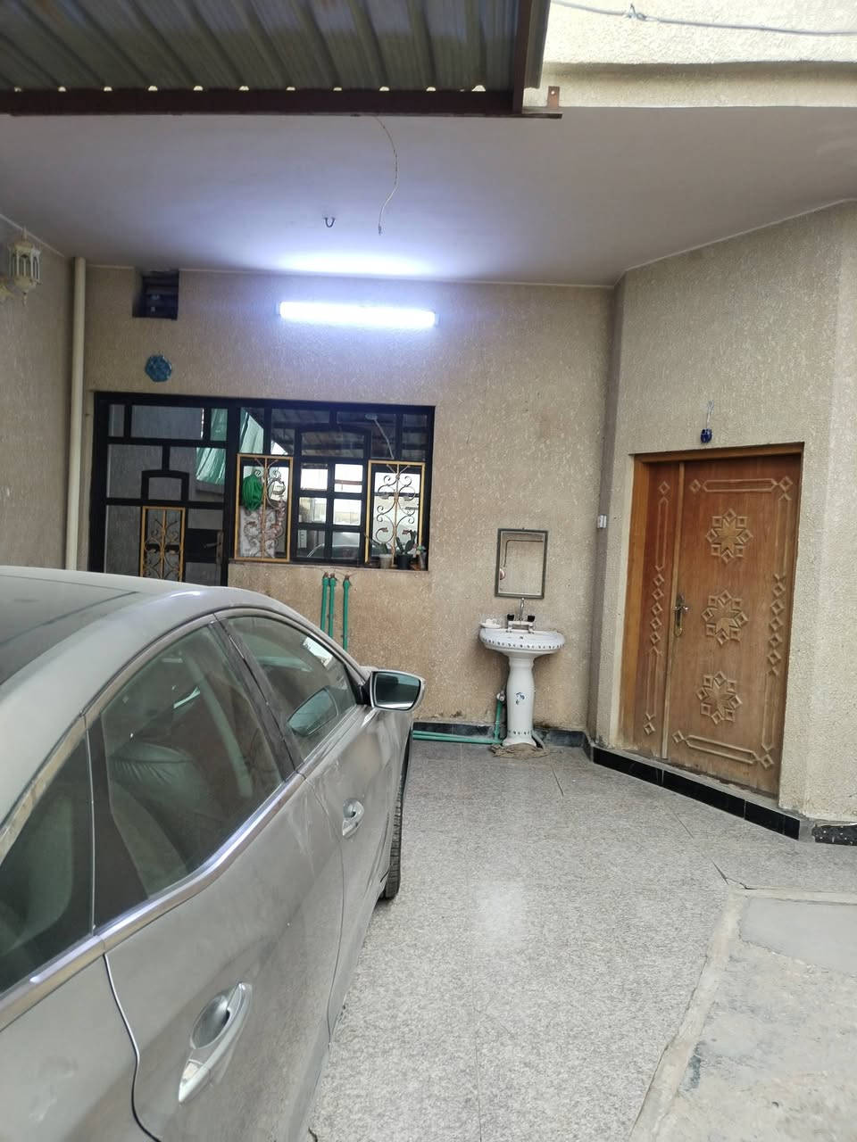 دار للبيع أو مراوس بأقل حسب القناعه طابو زراعي مساحه ٢٢٠ متر طابقين ركن يحتوي على ٣ غرف نوم ويحتوي على محل ٥ ×٤ وهول داخلي واستقبال ومطبخ متوفره كافة الخدمات وحتى الانترنيت باب البيت السعر ١٥٠ وقابل للتفاوض الهاتف *********** والخاص مفتوح والشراي يتصل ويدلل
