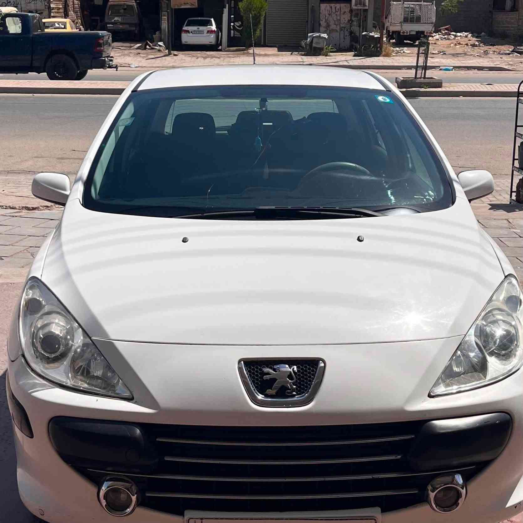 للبيع فقط
بيجو 307 فرنسي موديل 2007 
رقم بغداد الحديث بأسمي تحويل ثاني يوم

محرك 1.6 گير أوتوماتيك
السيارة مكفولة كفالة عامة لا ضربة و لا صبغ 
و لا جراد فقط الدعامية الامامية مصبوغة أثر شخوط الباقي على وضع الشركة حتى حجر بيئة بيها

لا تنقيص و لا تبخير و لا حماوة و لا التبريد يبوخ ترايك وين ما يعجيك 

أرضيتها مغلفة و التنتة جديدة بيها شاشة و كاميرا خلفية 

نواقصها مشط ستيرن و طوافة البانزين فقط

العنوان : بغداد / السيدية 
***********
