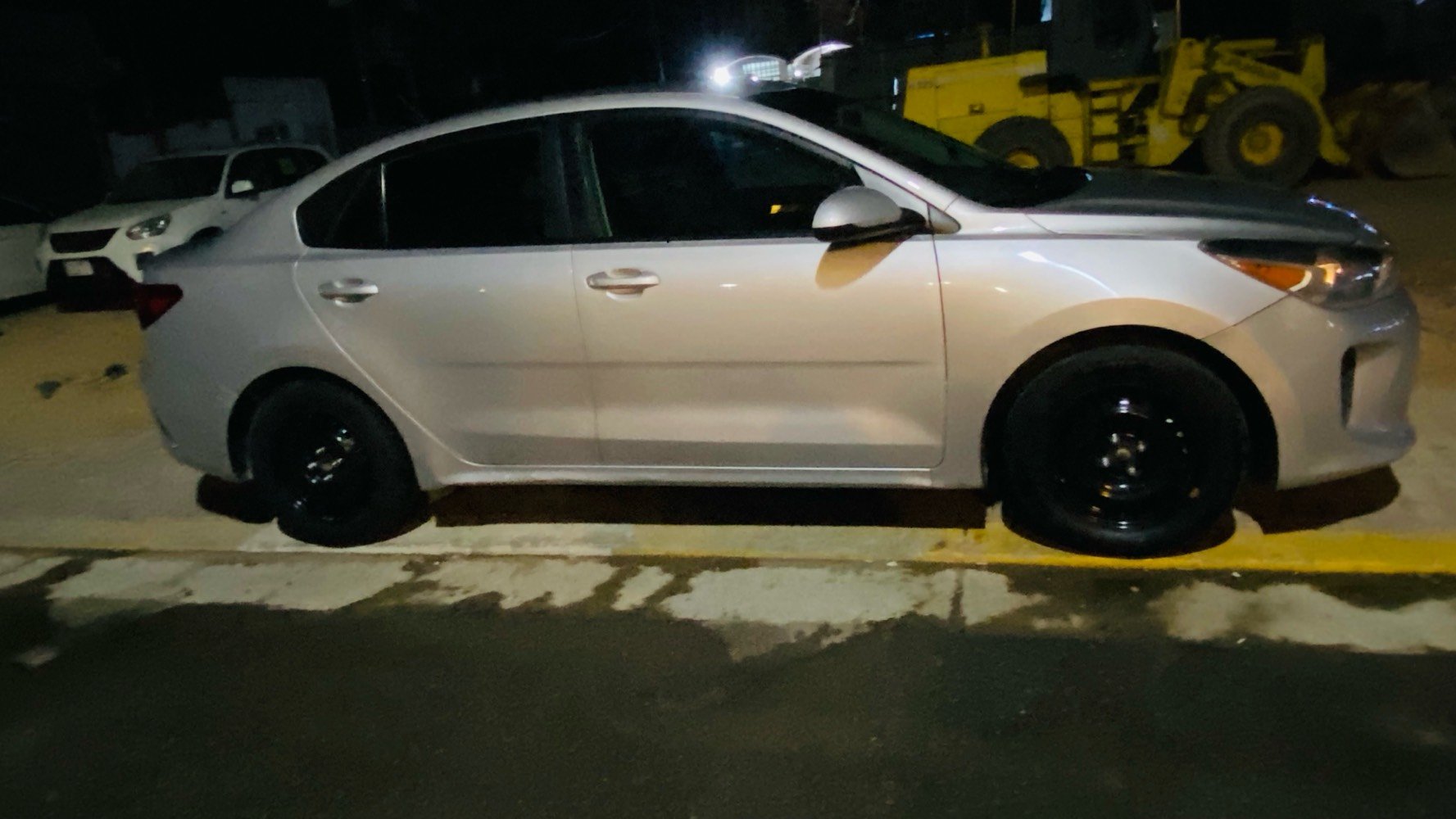 🚘 للبيع كيا ريو 2022 أمريكي 🇺🇸

🔹 الموديل: Kia Rio 2022
🔹 وارد أمريكي 🇺🇸
🔹 المحرك: 1.6L بنزين دبل نوزل
🔹 القوة: 120 حصان
🔹 ناقل حركة: أوتوماتيك CVT
🔹 دفع أمامي
🔹 اقتصادية جداً بالوقود
🔹 كاميرا خلفية
🔹 بلوتوث + USB
🔹 شاشة وسطية
🔹 تحكم بالمقود
🔹 تكييف
🔹 5 مقاعد
🔹 السيارة استخدام شخصي ونظيفة

📍 الموقع: الديوانيه __
🛣️ الممشى:80كم💰 السعر:117 وبيها مجال قليل 📞
السيارة جاهزة مال بيت 
للأستفسار. ***********
فقط واتساب غير متواجد ع ماسنجر