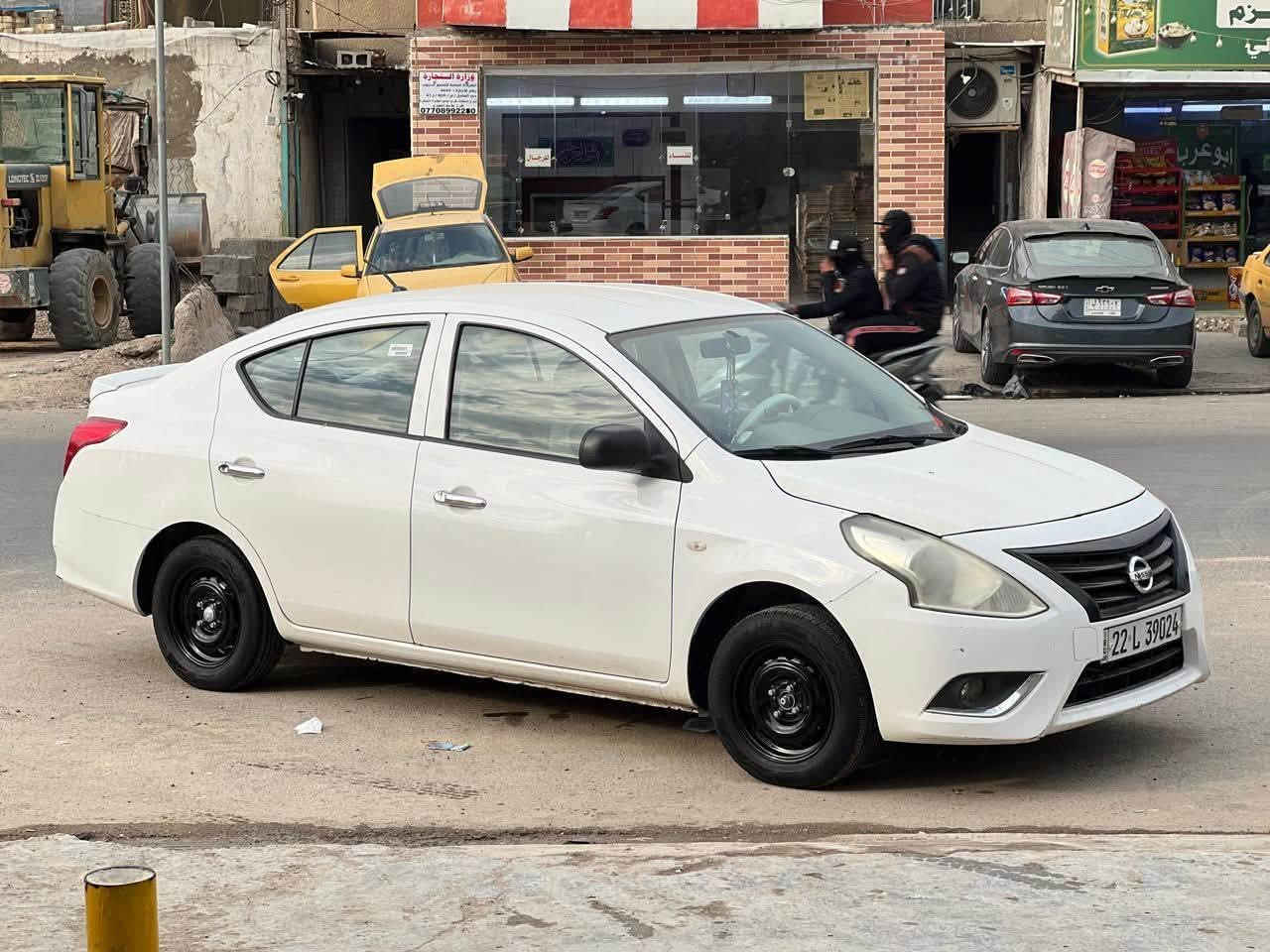 سياره موديل ٢٠١٩ مال بيت مال جناي للبيع فقط نقد بسمي سنويه سياره جديده بمعنى الكلمه وجاهزه برغي نقص ماكو  تخم تاير مع الويل جديد عبوه شركه اصليه جديده كير مكينه كفاله برغي ممفتوح بيها على وضع الشركه  بيها اربع قطع كلير فقط اثر شخوط باقي كفاله عامه ماشيه ١٤٥  
مكاني بياع 
الشراي اتصال فقط رجاء 
السعر ٨٨ بيها مجال لشراي 
***********

