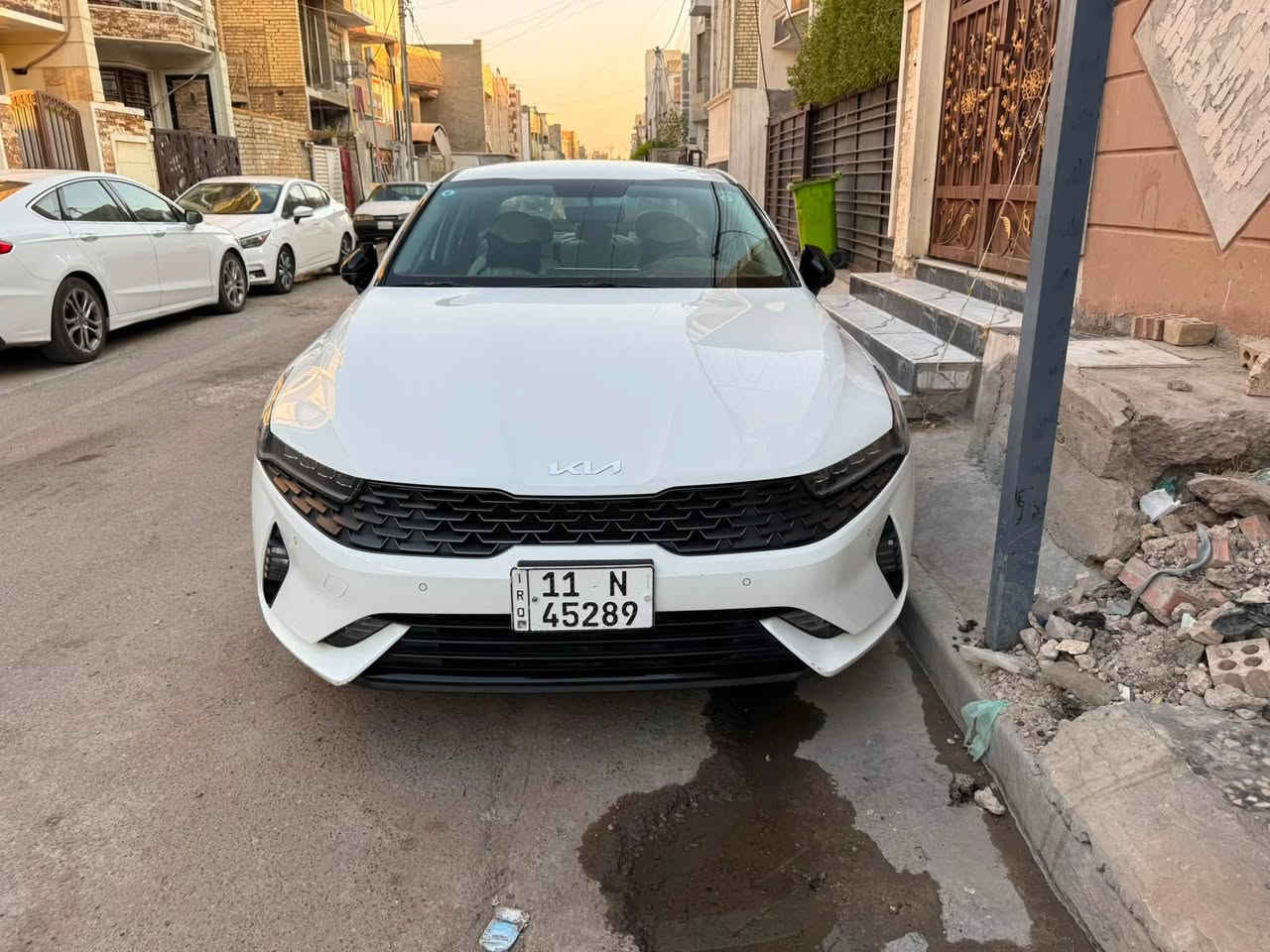 السلام عليكم
كي 5 خليجي 2023 
محرك 2000 دوش
رقم بغداد باسمي
حساس امامي خلفي 
ماشية 50  الف كيلو متر
مري شفط
بيهة شخط مال بسمار على طول البابتين وطخة باب السايق 
5 وضعيات قيادة 
السيارة على وضع الشركة
السعر 198 
العنوان بغداد حي الجامعة
***********
