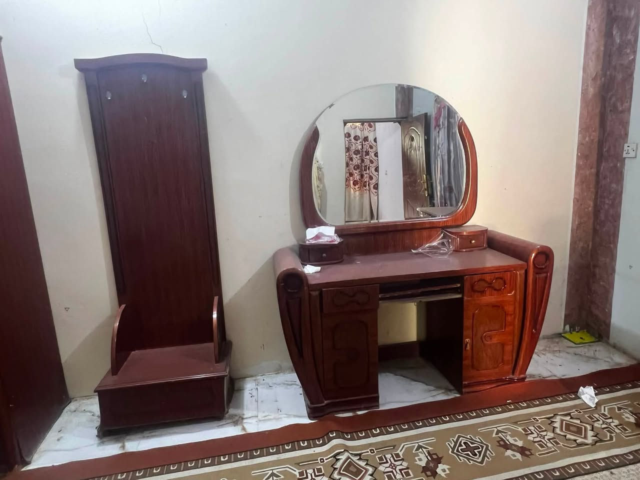 سلام عليكم غرفه خشاب كامله او جاهزة اللبيع غرفه نضيفه السعر 200 اوبيه مجال رقم ***********
