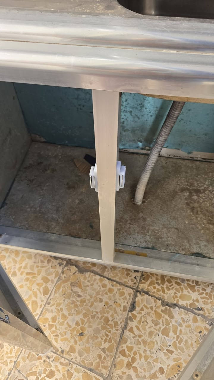 من رخصه الأدمن كاونتر سنك متر او٨٥بس السنك والملحق ولكاونتر ٣مترات او٢٥سانتيم نظيف اخو الجديد تفصال تكمه سعره ٣٠٠الف الشراي يتصل *********** ***********
