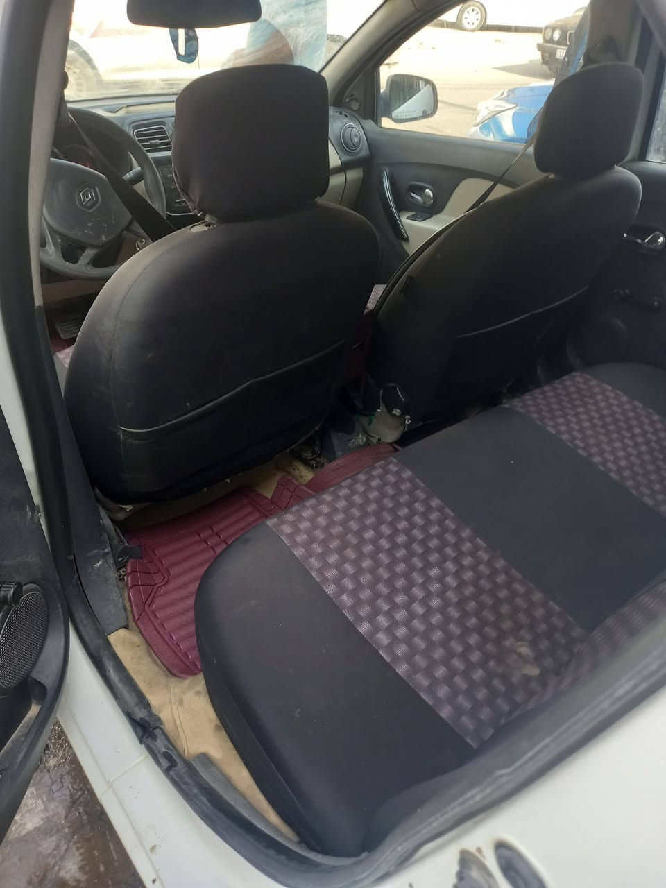 رينو سيمبول موديل ٢٠١٦ بأسمي شخصيا استلام شركة على ايدي سنويه ساقطة بغداد السعر ٥٨ ورقة وبيه مجال السيارة بيه قطعة صبغ وحدة وملاحظات بسيطة مكاني بغداد علي الصالح ***********وات ساب
