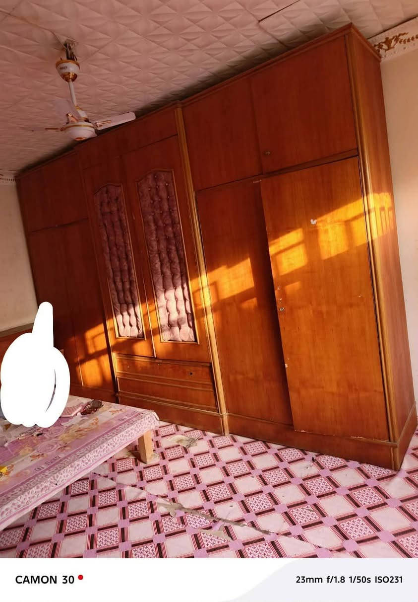 السلام عليكم مكلف بالنشر كنتور ابو ال 6 نجاره مو سوكي نضيف حييل مكانه اولاد مسلم ***********

نص مكتوب في الصور:
- CAMON 30 23mm f/1.8 1/50s ISO231
