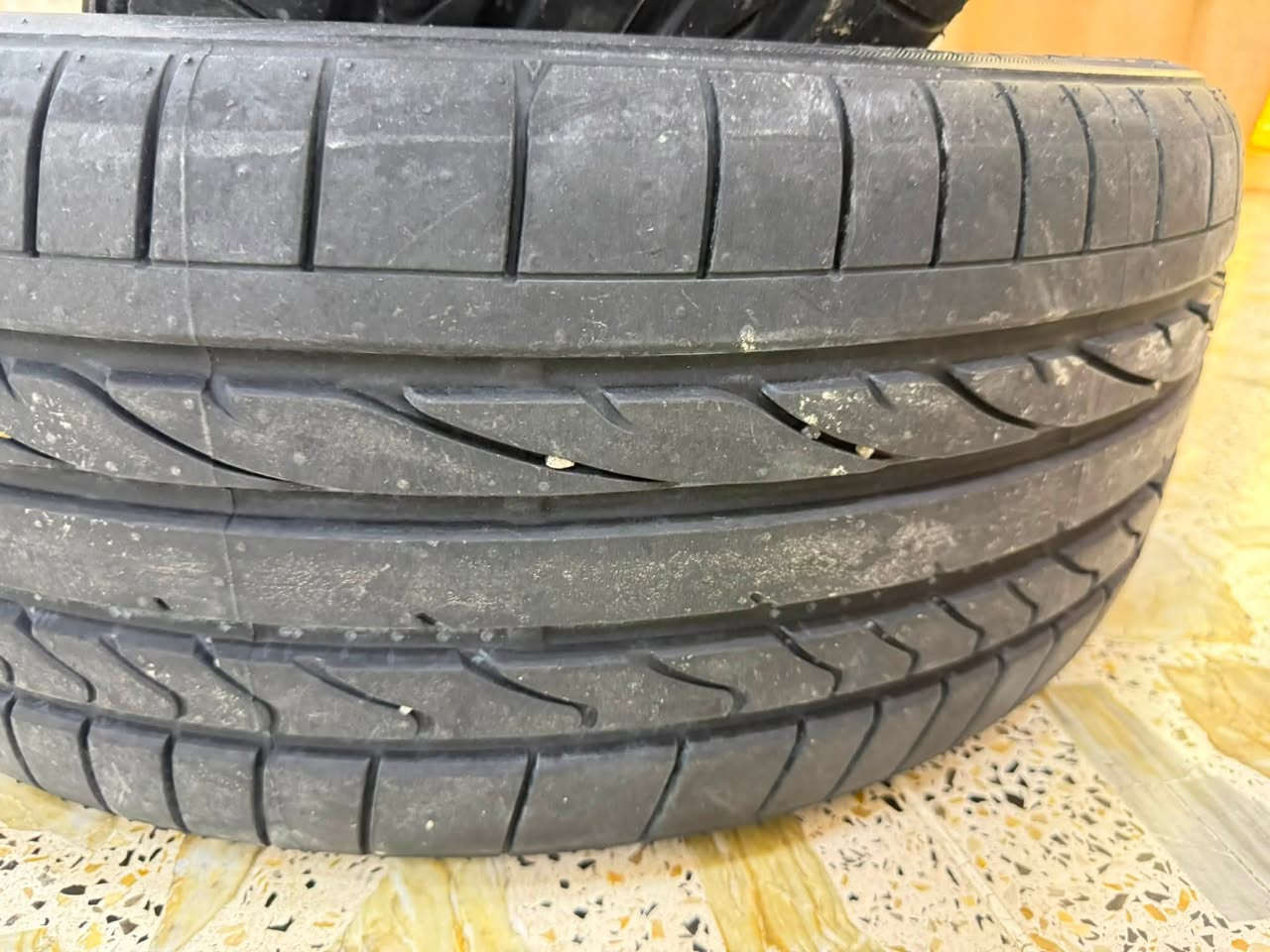 حبايب زوج تاير برجستون ياباني اصلي مال سورنتو حجم 255على 45على 20جديد شديته مده 4ايام فقط الله شاهد 
اشتريته من الشركه مكاني بغداد قرب بسمايه
***********
