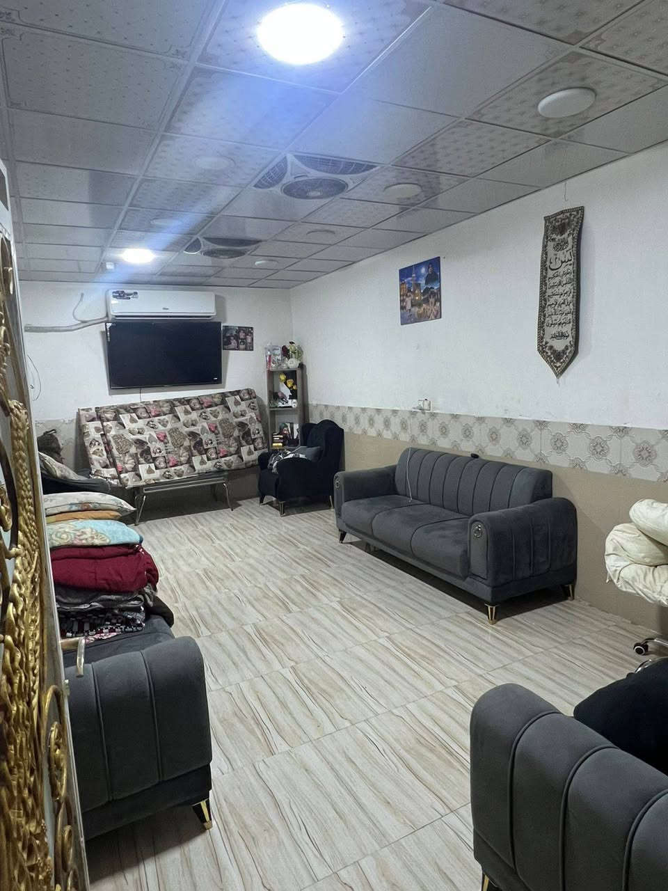 السلام عليكم عندي بيت للبيع مكانه حي لحر قريب مجمع ليمونه 2 مطلوب مبادره 85 وأريد 85 مساحته البيت 100 بناء طابوق متوسط صب مسلح والبيت بي محل تابع للبيت والبيت يكون بصف الركن قرب مدرسه المنتظر للتواصل رقم الهاتف ***********
