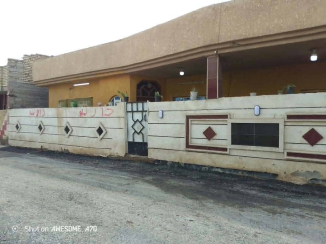 بيت للبيع مساحة 450 متر يحتوي على 4 غرف نوم واستقبال ومطبخ وطرمة السعر 100 زراعي عقد 25  كامل خدمات السعر 100 بيع مستعجل عنوان فلكة سلمان باك قرب معمل الثلج عساف

نص مكتوب في الصور:
- Shot on AWESOME A70