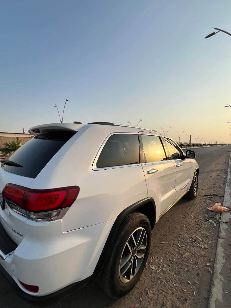 جيب كراند شيروكي موديل ٢٠٢٢ اصل لمتدد فول مواصفات حادث كما موضح بالصور ٣ قطع اماميه بدون لغود سليمه الشاصي بي تعديل بدون كص سحب فقط ما بيها نقص السيارة مكينه كير بلاديات كفاله ماشيه ٥٥ الف كيلو سيارة جديدة ونضيفه وكلشي بسعرة السعر ٢٠٠ وبيها شويه مجال للشراي مكاني البصرة الجنينه ***********
