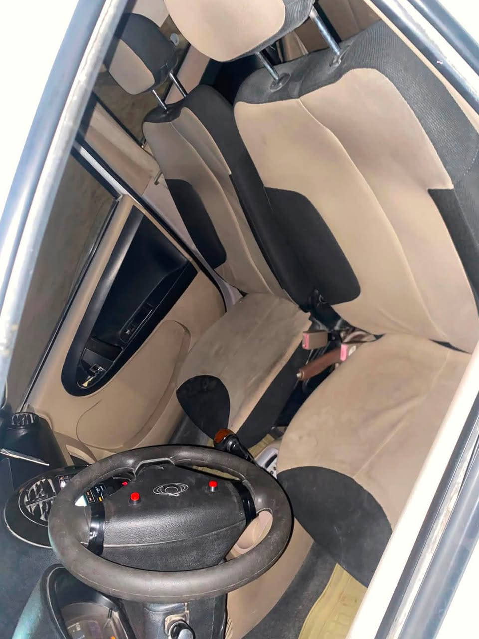 سلام عليكم للبيع جيلي باندة اتوماتيك دعامية لامامي محلوة صدر تايرت نضيفات سيارة خير من الله السعر ٤٠ومجال حك الجية مكانهة البياع حي لعامل ***********
