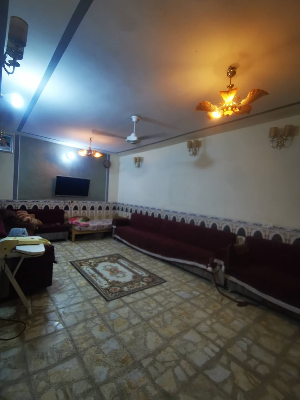 السلام عليكم بيت للبيع الجنس زراعي المساحه 215م يحتوي على غرفتين نوم 5×5 وصاله كبيره وحمام داخلي وخارجي ومنورين ومطبخ كبير وكراج واستقبال 4×7 مكان بغداد بوب الشام بدايه النزله
سعر 63 وبي مجال
رقم الهاتف ***********
