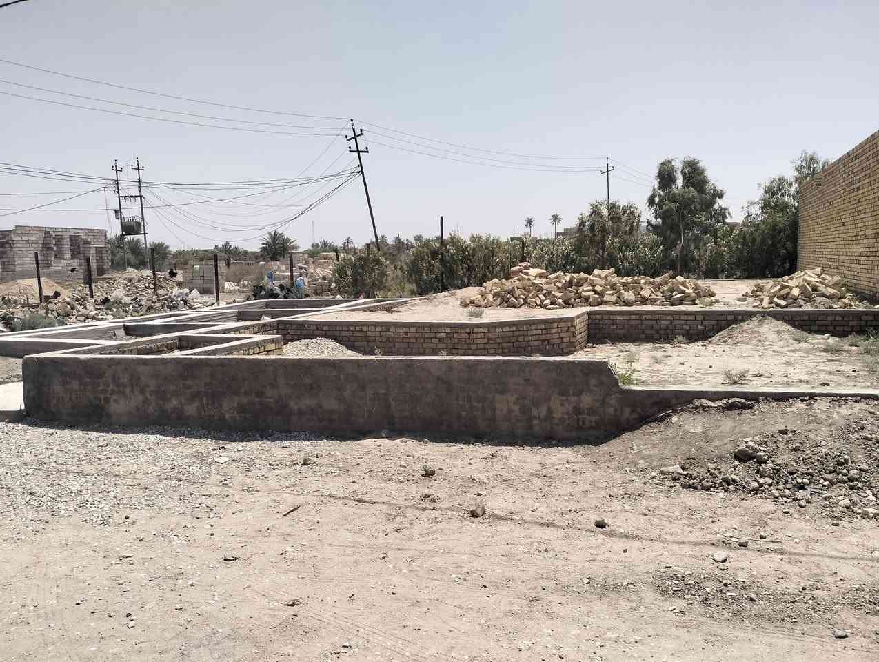 سلام عليكم بتلو للبيع جاهز البنيان مدفون وكامل بل   الصخين  مساحه 200 متر قريب عل سايدين نزلت الوكيل جهت شط الشارع مالته 10 متار ماي كرهب ***********
