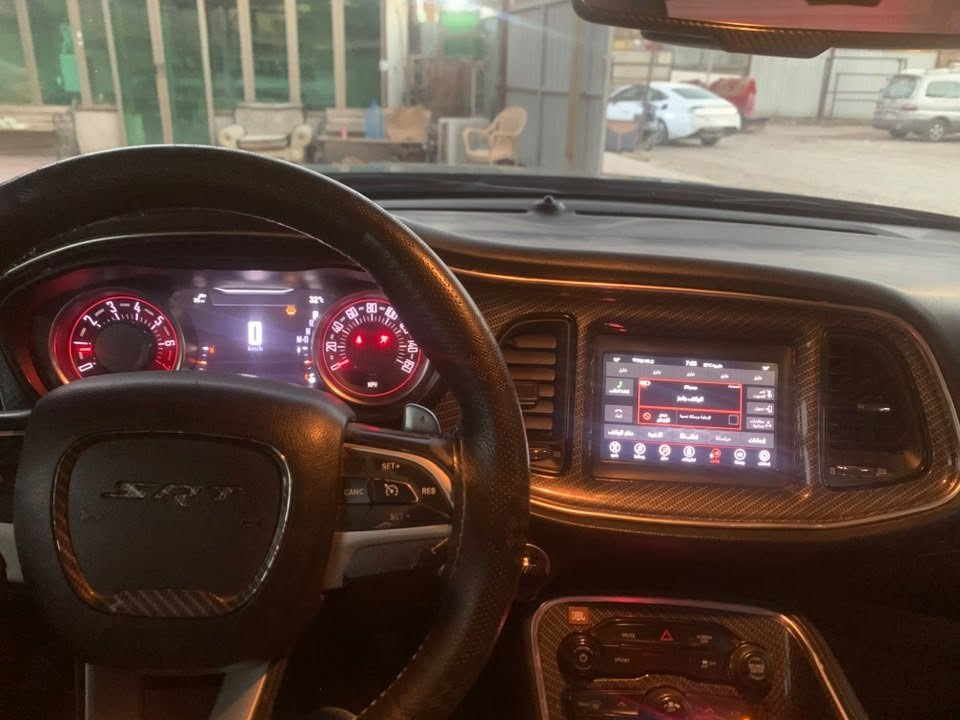للبيع  دوج جالنجر sxt2018صبغ عام تغير  لون  محرك جديد دواخل نظيفه  تبريد  تمام  ١٣٠وبيها مجال للشراي وتساب *********** السياره بيها دبات صوت ريمونت وشوته  kn
