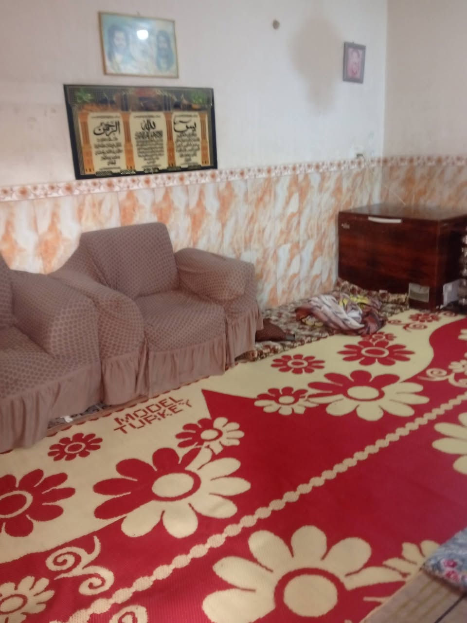 بيت للبيع خلف محطة حمورابي (بته) مساحة175م يتكون من غرفتين وهول واستقبال ومطبخ ابيع مكاتبه وبيه معاملة تطويب الاتصال على رقم ***********
