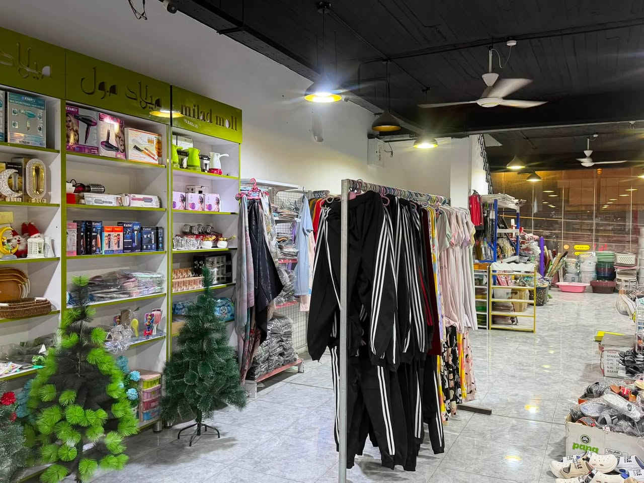 سلام عليكم
موول للبيع مساحته 200 متر طابقين والثالث مخزن 

بيه مولده خااصه 100 كيفي امريكي كااتم 

الطابق الاول 

غذائيه متكامل كلشي متوفر بيه 

الطابق الثاني 
منزليه كوزمتك احذيه العاب قرطاسيه. مفروشات كلشي هم متوفر بيه 

الشراي يتصل فقط 

عنوانه لنجف حي الميلاد فاو ***********
