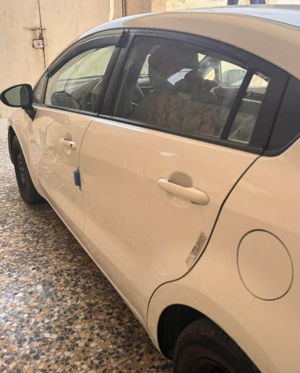 كيا ريو ٢٠١٣ 
ما مبدل ولا مفتوح اي شي بيها مكفوله محرك ومكينه 
اوتامتيك بيها فقط ضربه بسيطه بالباب الخلفي ع الجهه اليمنى 
تبريد فوول لون ابيض نظيفه من الداخل  سعرها ٧٥ وبيها مجال 
باقي التفاصيل ***********
