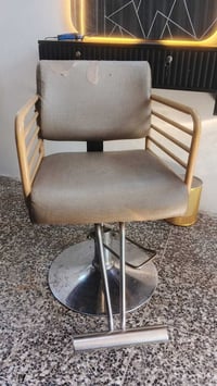 كرسي حلاقه نسائي للبيع 100الف 07738157465